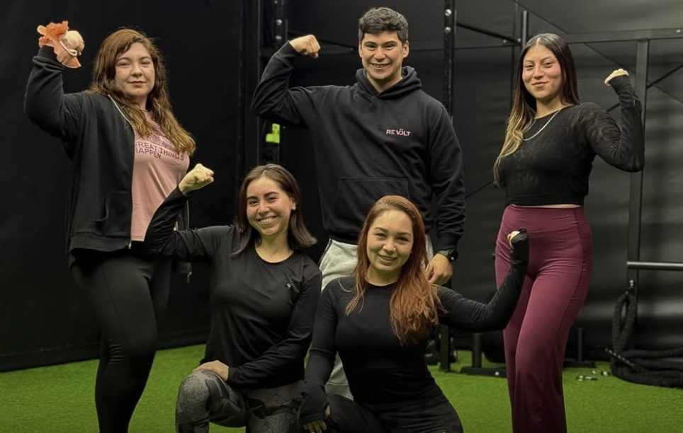 Grupo de clientes de REVOLT celebrando